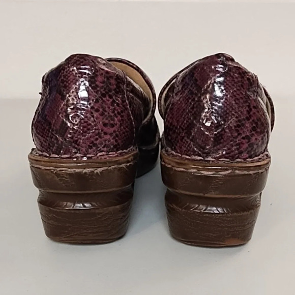 BOC Born Size 7 Plum Quilted Clog Shoes Comfy Peggy Quilted Snake Patent - Picture 3 of 11